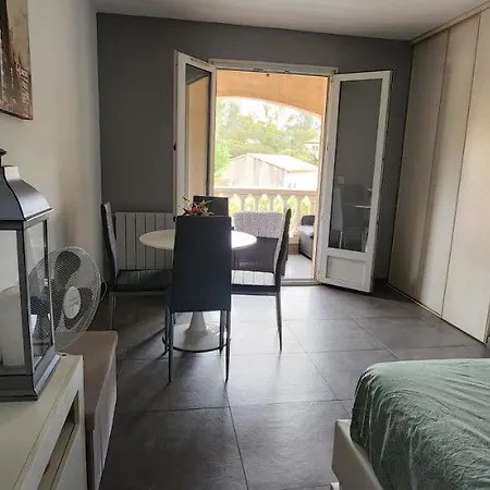 Quarto em Acomodações Particulares Privees Dans Des Lauriers